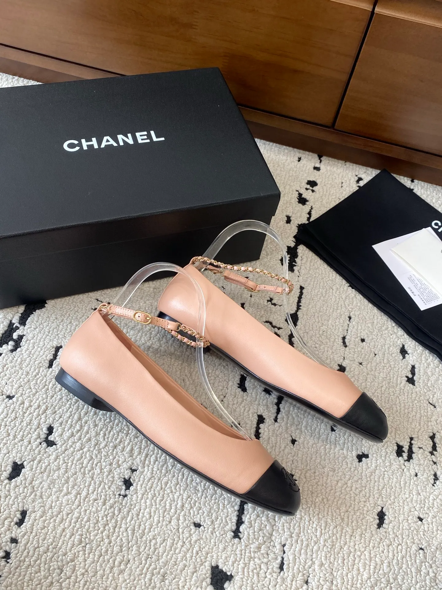 👟👟Ex-factory price 580👟👟 🍀CHANEL2025 new autumn and winter model, Mary Jane leather Chanel Xiaoxiang C home flat classic metal chain shoes Comfortable Mary Jane shoes Catwalk advanced ready-to-wear customization, simple yet sweet and playful Solid color fabric is refreshing and easy to wear Buckle design shoes are more heeling Upper: Customized sheepskin Inner foot pad: sheepskin Sole: Italian leather sole Size: 35-40 (40 customization is non-refundable) 👉 👉 Buy now👉 Buy now👉